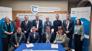 Councillors, Council executive & Contractors sign contract in Council offices